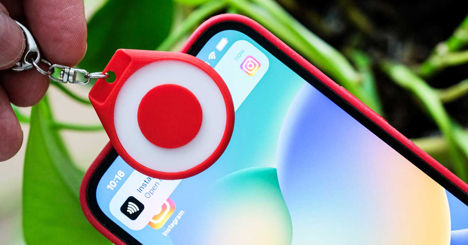スマートフォンにInstagramリンクを共有するカメラ型TapTag